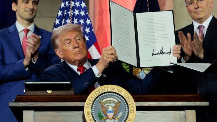 Trump signs executive order to push cities to curb homeless sleeping, drug use on streets